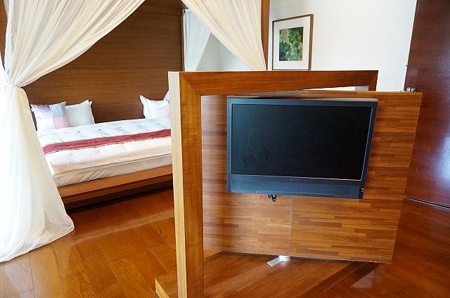 テレビがくるんと回転！設置場所が低いので視界をさえぎりません！