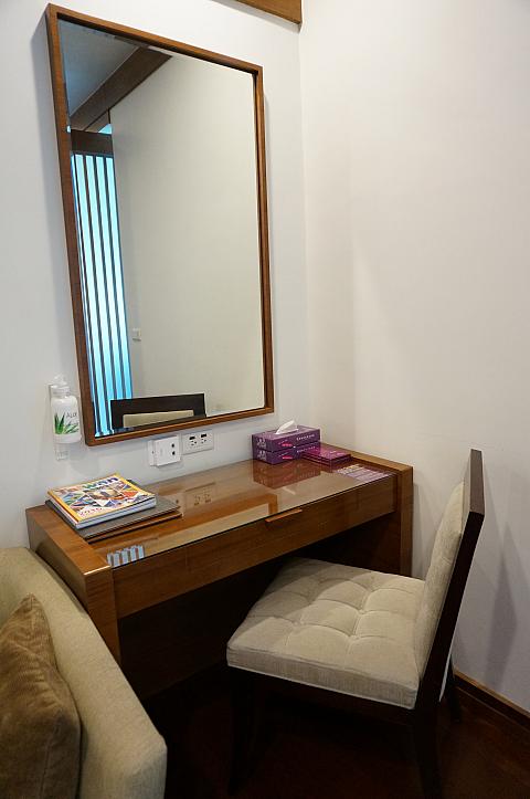 化粧台としても利用できるデスク。もちろん、仕事用にも♪