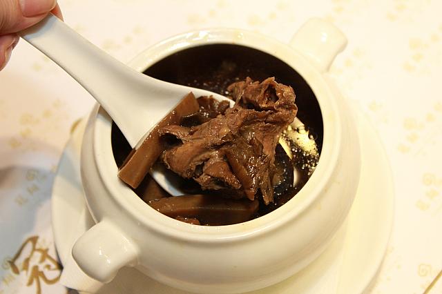 白菇枸杞竹絲雞　飲むたびに違うきのこを食べられるほど、豊富なきのこ！ちょっぴり漢方の味がして、飲めば胃がふわぁっと温まります。まさしく食べるスープ！