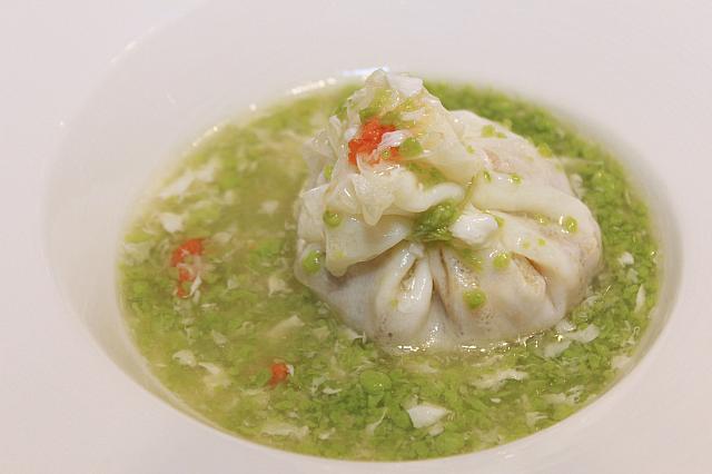 翡翠珍珠石榴球　タケノコ、しいたけ、えび、ホタテなどが包まれた美しいお料理。食べるのがもったいない！