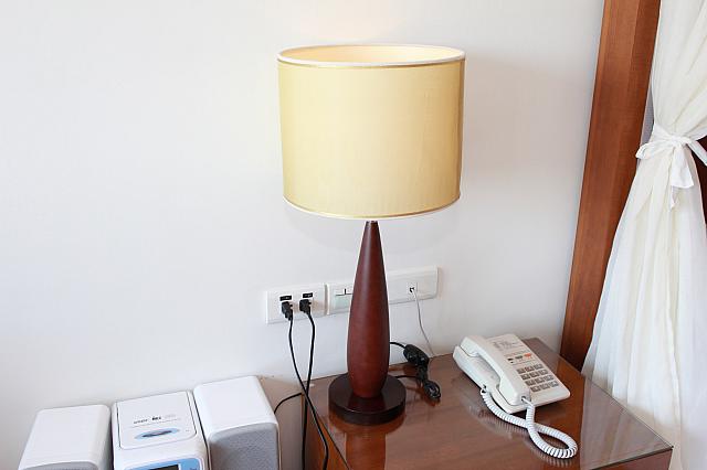 ベッド脇にはライトと電話