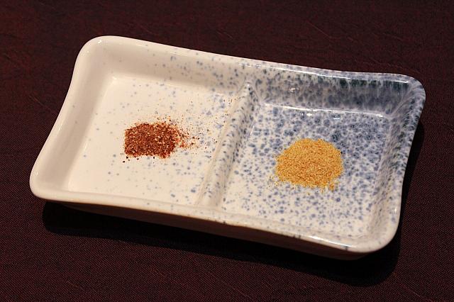 粉醤油（左）とカレー塩
