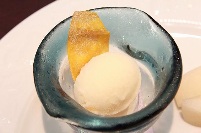 アイスクリームと薩摩芋チップ