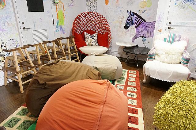 角の丸いテーブルや椅子、柔らかいクッションを使っているので、子供が走り回っても安全