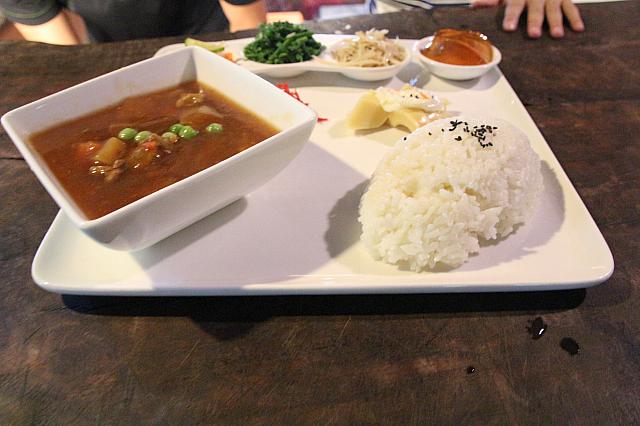 食事セットは280元から。飲み物は130元から