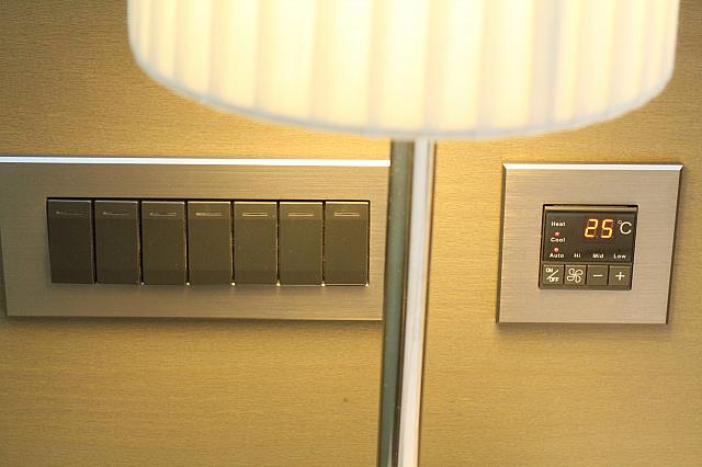 部屋には7つものボタン！いろいろな個所の電気を調節できます