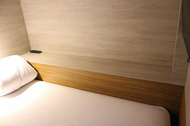 片方のベッドは、壁横にスペースあり