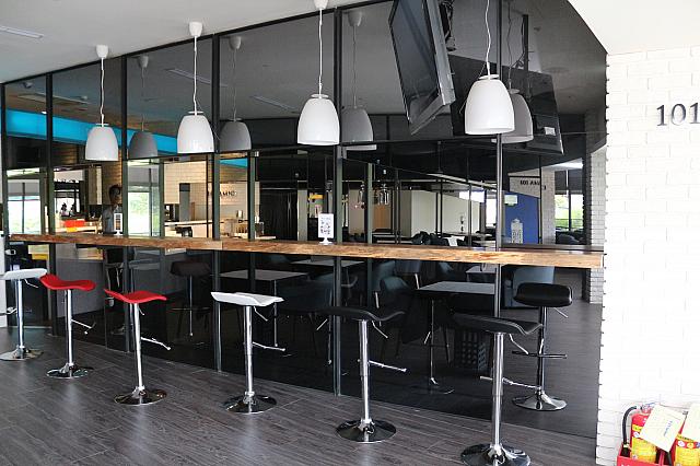 おしゃれなカウンター席。上にはテレビも付いています