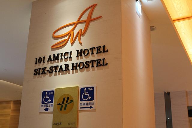 エントランスの奥には、車いすの方専用のトイレがあります