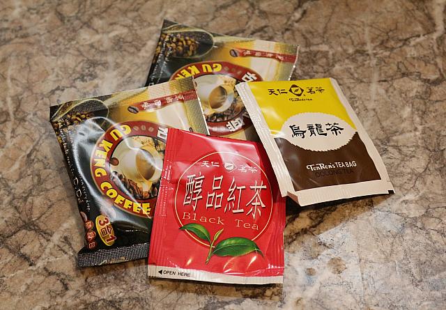 コーヒー・紅茶・ウーロン茶のパックが置いてあります
