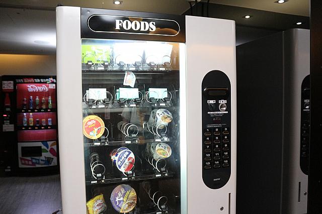 廊下の両側には、自動販売機があり、飲み物他、カップラーメンやイヤホーン、洗濯粉などもあり！