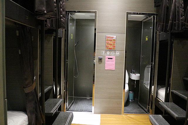 左 シャワー室（シャンプー、ボディソープあり）、右 トイレ