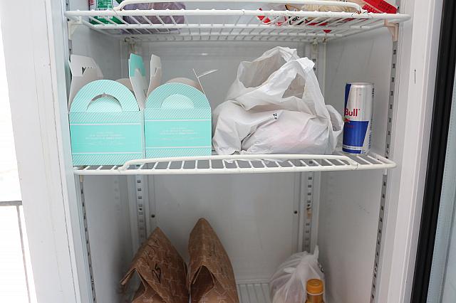 大きな冷蔵庫には、各自が入れたものが。