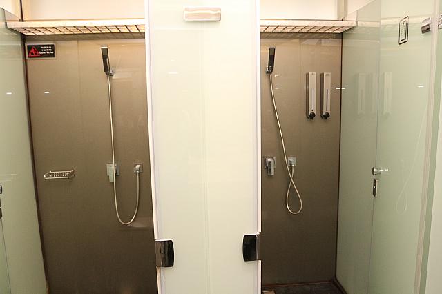 シャワー室にボディーソープとシャンプーがあります。