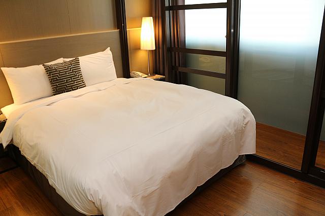 窓はスモーク仕様です