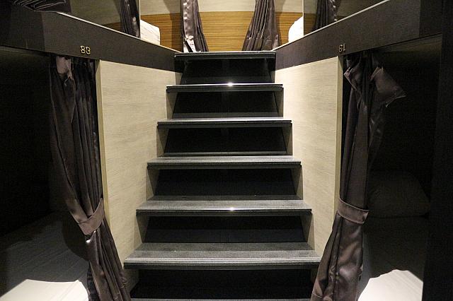 大理石のような階段で2階へ上がります