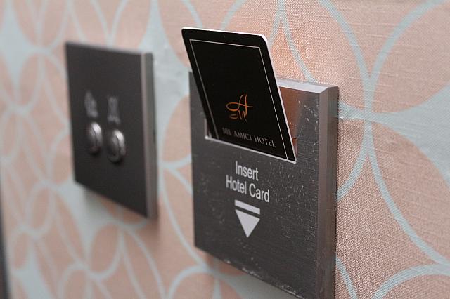 カードキーを差し込むと部屋の電気が付きます