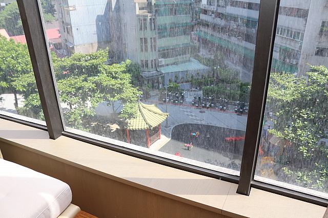 大きな窓から日が射してきて解放感満載です