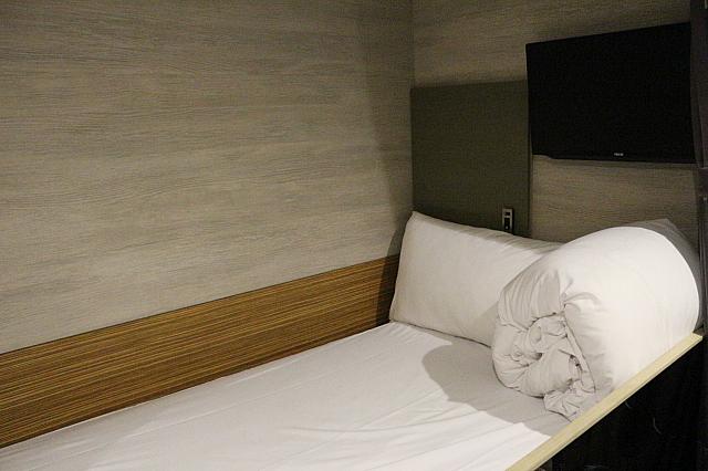 テレビの横がロッカー