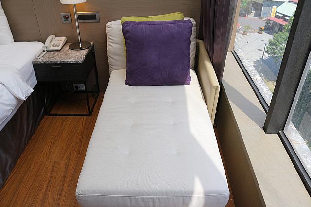 ソファーに座って日向ぼっこしながら読書したいですね