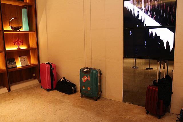 チェックインは17時からなので、LCCで来て早めに着いちゃったという方でもフロントの左側に荷物を預けてチェックインまで外出できます！