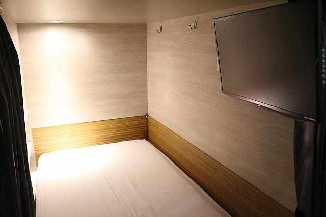 ベッドはマットレスのみ。布団と枕はロッカーにあります