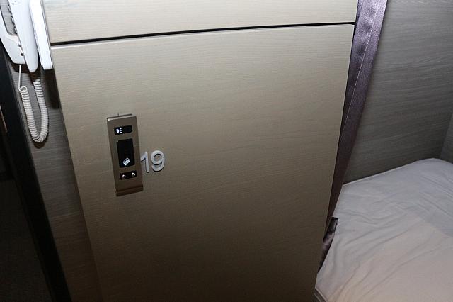 1人一つのロッカー、枕と布団はカードキー付のロッカーの中にあり