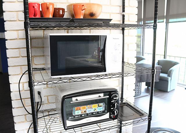 電子レンジ・トースターが設備されています。カラフルなマグカップも豊富でかわいいです♪