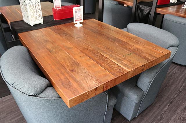 広々としたテーブル。カジュアルなイスとテーブルなので、悠々と談話もたのしめます。