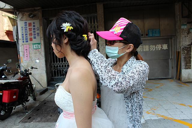 お化粧や髪型が崩れたらすぐにヘアメイクさんがすぐに直してくれます