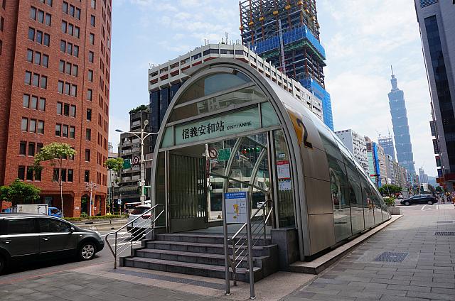 MRT「信義安和」駅出口2を出て、そのまま直進