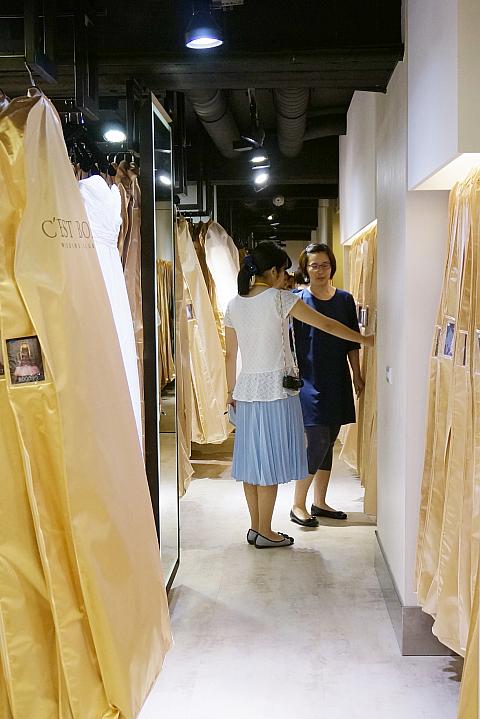 スタッフの方は親切にドレス選びのお手伝いをしてくれます
