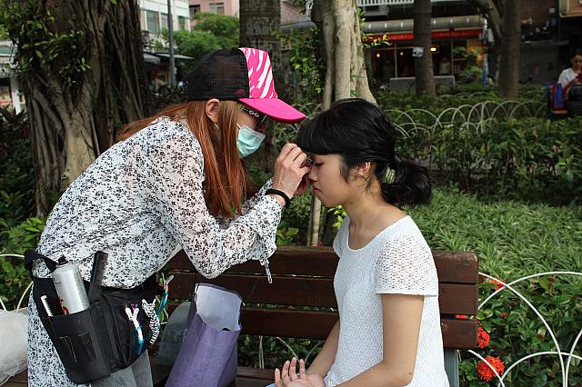 私服での撮影前にお化粧直しとヘアスタイルのチェンジをしてくれます