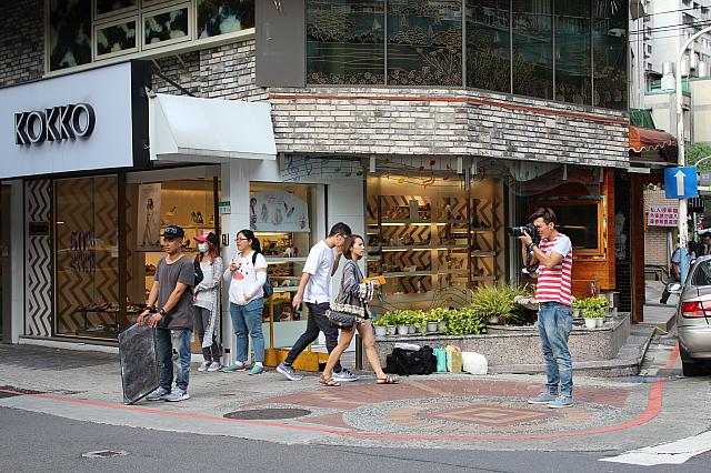 道路を挟んだ向かい側からカメラを構えて自然な雰囲気の写真を撮影してくれました