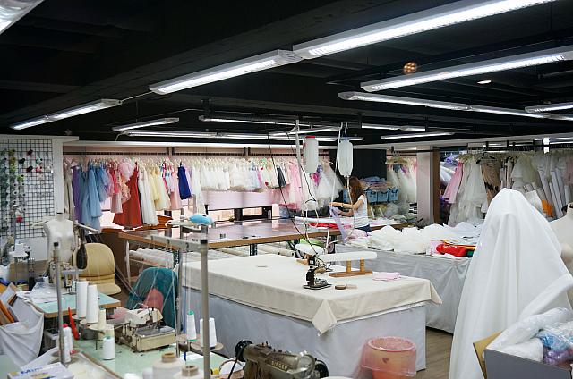 奥のオフィスでは販売用のドレスを製作中！お子様用の衣装は買取りになりますが、扱っているそうですよ～