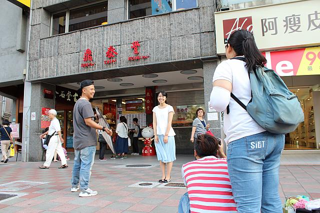 あの「鼎泰豐」の前でも撮影！