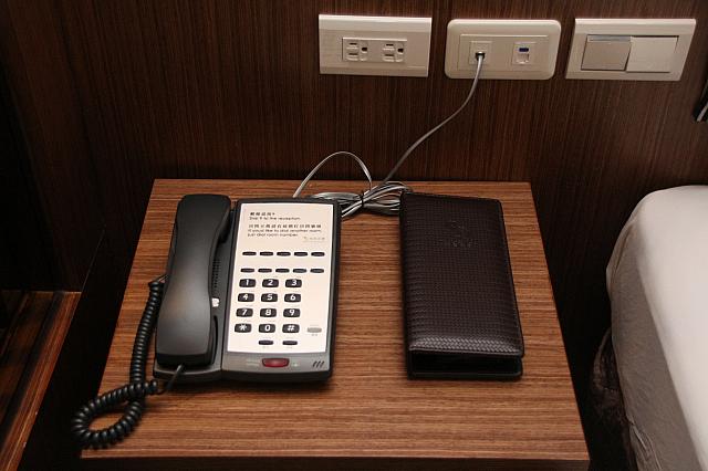 電話とテレビリモコン
