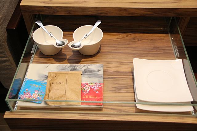 コーヒーソーサーやお茶などは引き出しに