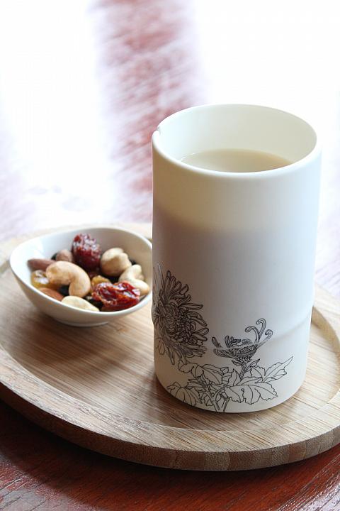 無糖豆漿は胃に優しく、ミックスナッツとドライフルーツとの相性もばっちり！