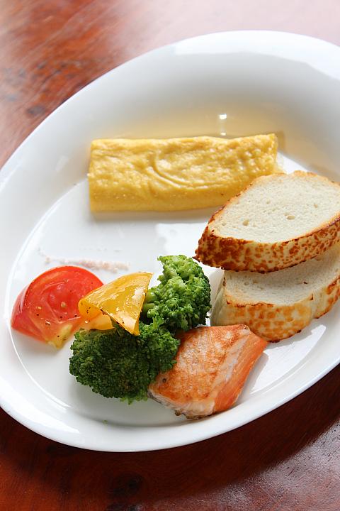 たまご料理はオムレツを選びましたが、塩味のたまご焼きのようで、なぜだか実家の味を思い出してほっこり！