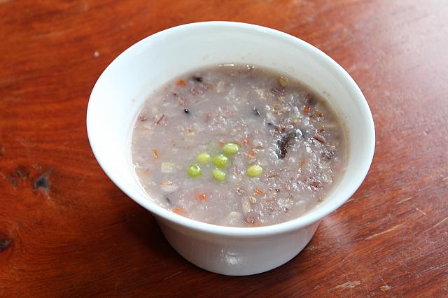 五穀米のほかに、たけのこやお豆など色々入っているのでかき混ぜて食べるのが本当に楽しいです。サクッ、プニッ、プニュッという食感もグー！たけのこのうまみがほんのり香り絶品♪