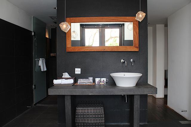 黒をベースにした洗面台