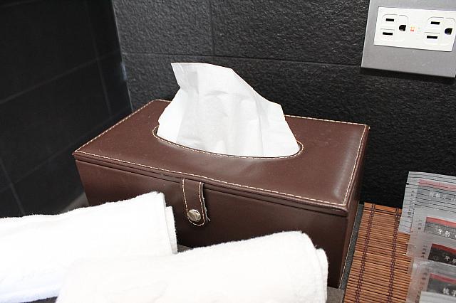 革のカバーに入ったティッシュ