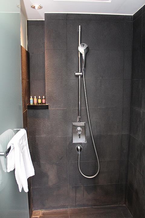 シャワールームは広々～！