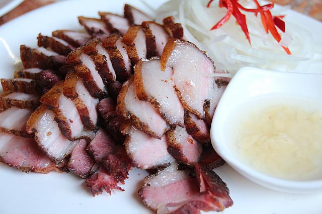 招牌鹹豬肉、原住民料理でおなじみの焼き豚。そのままでもタレをつけてもどちらでも美味