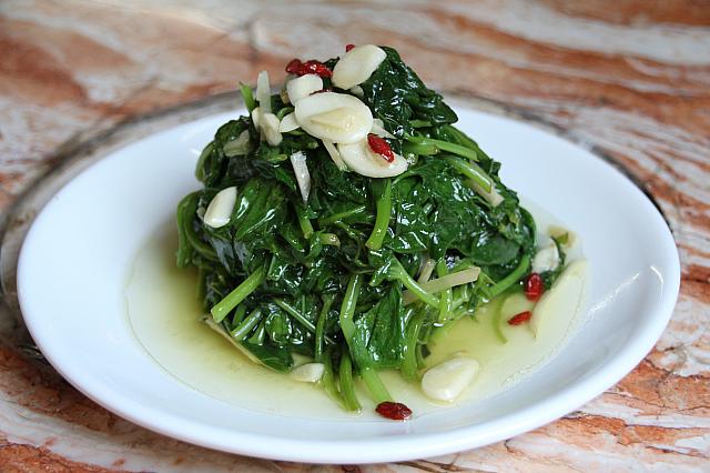 阿美野菜、当地の旬の野菜。この日はモロヘイヤでした