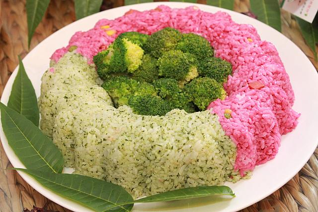 なんてカラフル！この鮮やかなピンク色は雲林産のビーツによるもの。緑色は高級山菜である香椿（チャンチン）。こんなにも美しいと食べるのも楽しくなりますね♪