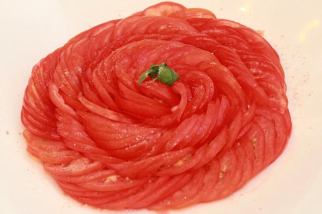 トマトもこんなにきれいに盛り付けられています