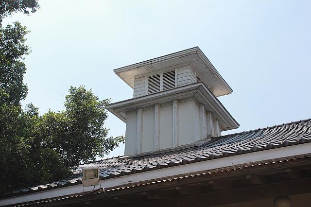 診療所にやぐら？　いえいえ、これは通風のためのものだそう