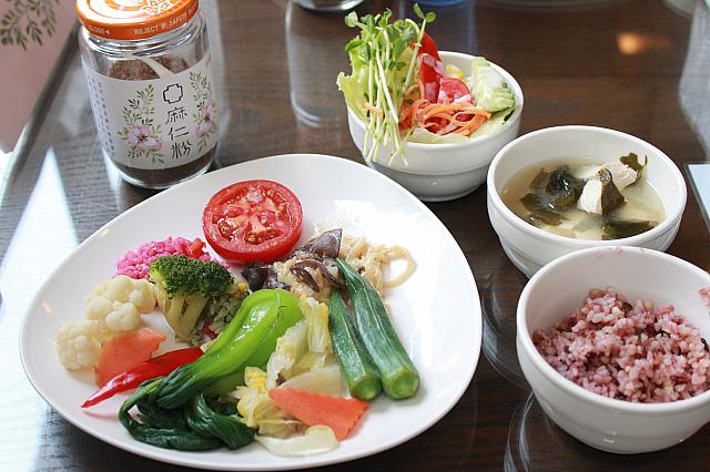 どのテーブルにもある「麻仁粉」。どんなお料理にもあうそうで、自由にかけてOK！